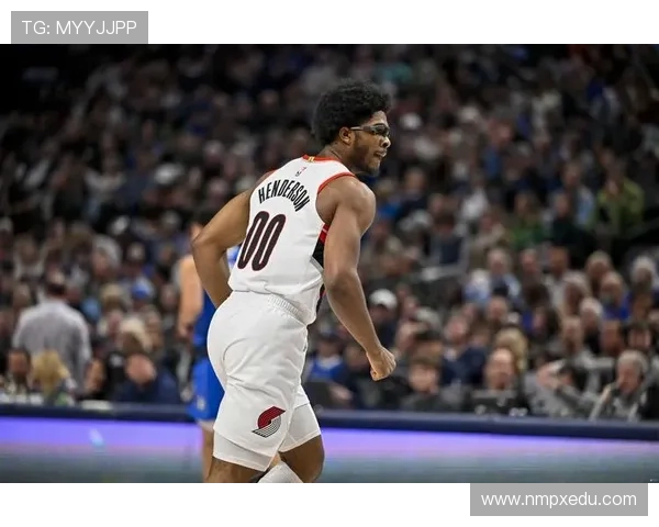 亨特表现出色三分球命中率高达57贡献17分4篮板4助攻正负值正面